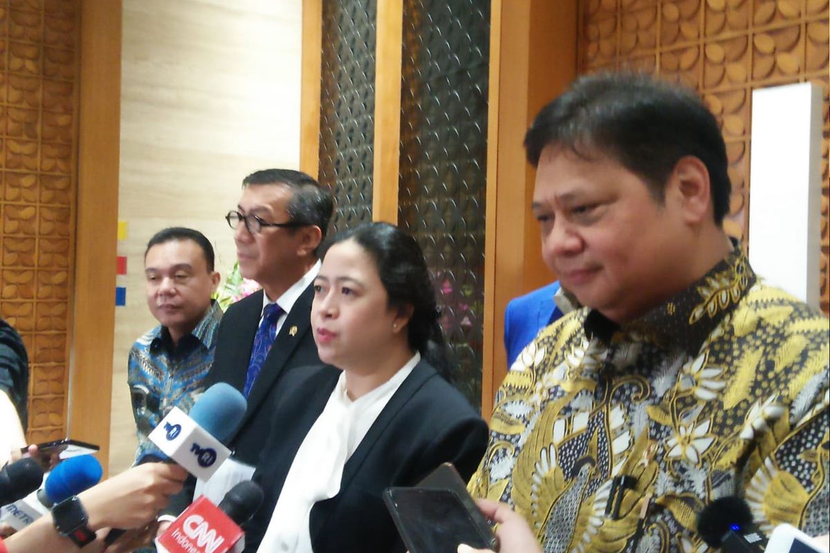 Menko perekonomian Airlangga Hartarto, Ketua DPR Puan Maharani dan Menteri Hukum dan HAM Yasonna Laoly di Kompleks Parlemen, Senayan, Jakarta, Rabu (29/1/2020).