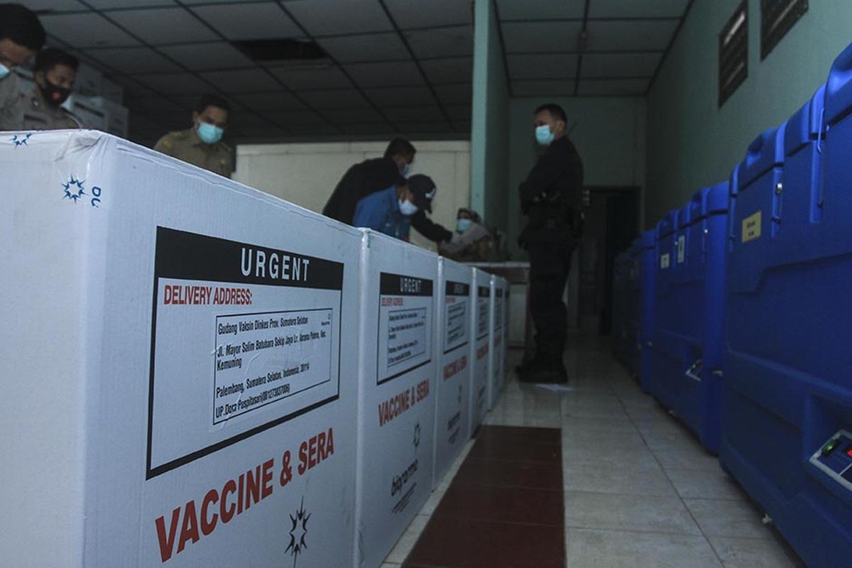 Sebanyak 30.000 vaksin Covid-19 produksi Sinovac yang dikirim dari gudang Bio Farma Bandung, tiba di tempat penyimpanan vaksin milik Dinas Kesehatan Provinsi Sumatera Selatan, di Jalan Mayor Salim Batubara, Kecamatan Kemuning Palembang, Senin (4/1/2021). Untuk tahap awal dari 58.000 vaksin yang diajukan, 30.000 vaksin yang diterima itu akan dibagikan ke tujuh kabupaten/kota di Sumatera Selatan.