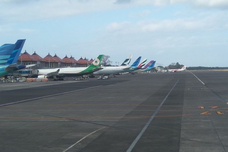 Berbagai maskapai terparkir di Bandara Ngurah Rai Bali, Senin (25/9/2017)