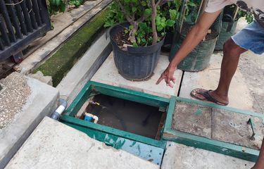 Kolam lele di atas selokan di kawasan Duren Sawit, Jakarta Timur.