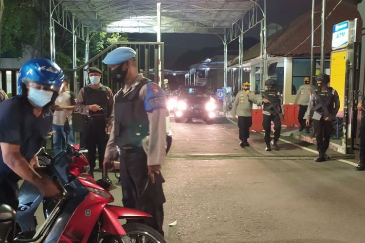 Penjagaan di pintu masuk Mapolda Jatim diperketat Rabu (31/3/2021) malam.