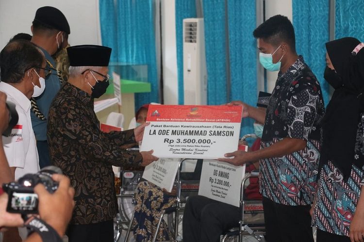 Wakil Presiden (Wapres) Ma?ruf Amin memberikan bantuan sosial kepada masyarakat kota Kendari di Sentra Meohai Kendari, Sulawesi Tenggara (Sultra), Kamis (19/05/2022). 
