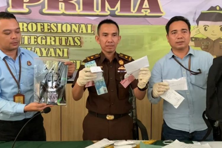 Kejaksaan Negeri Seluma, Bengkulu memperlihatkan sejumlah barang bukti hasil OTT di Kabupaten Seluma