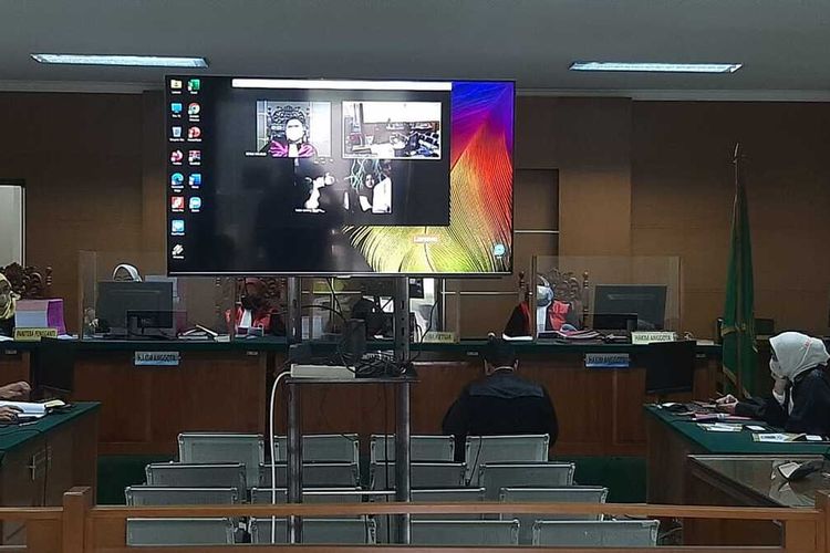 Suasana sidang perdana kasus korupsi di BPRS Cilegon Mandiri dengan agenda pembacaan dakwaan untuk empat terdakwa di Pengadilan Tipikor Serang