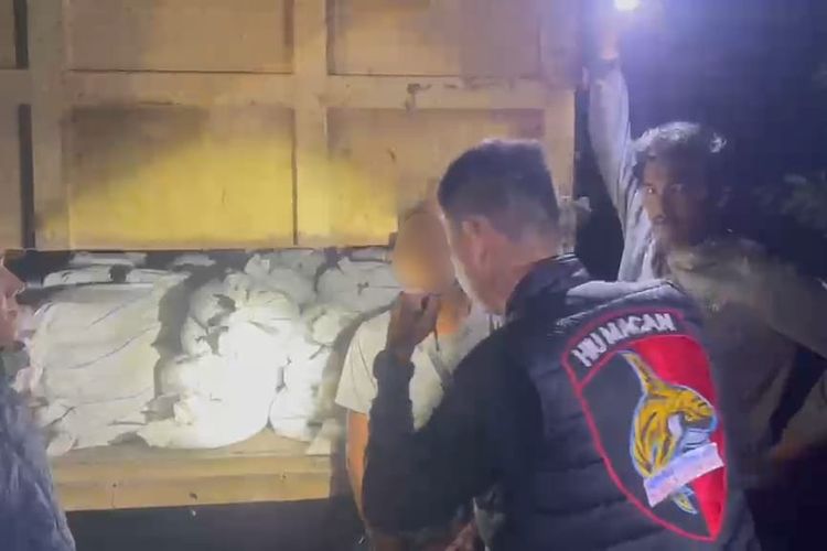 8 Ton Pasir Timah Ilegal Dicegat di Pelabuhan Belitung Timur, Sopir dan Kuli Ditangkap