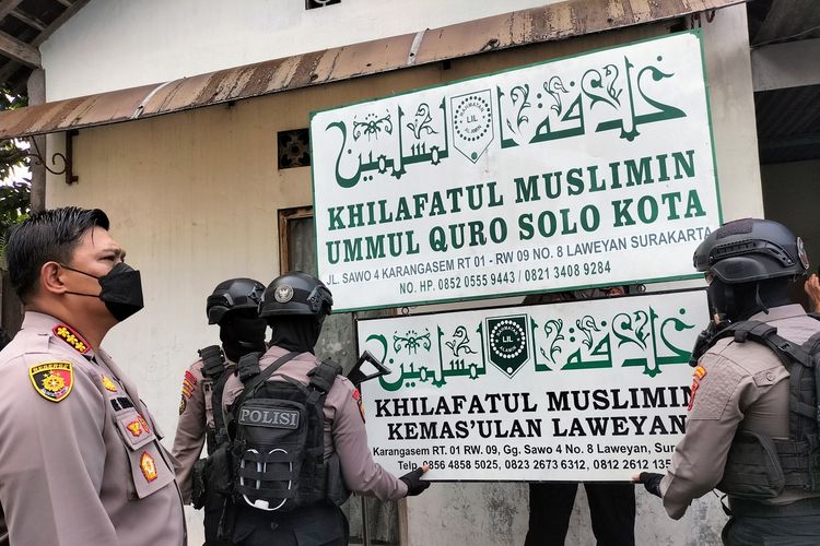 Kantor Khilafatul Muslimin yang dipimpin oleh Abdul Qadir Hasan Baraja di Kota Solo, Jawa Tengah, didatangi kepolisian resort kota (Polresta) Solo untuk melakukan pencopotan plang nama.