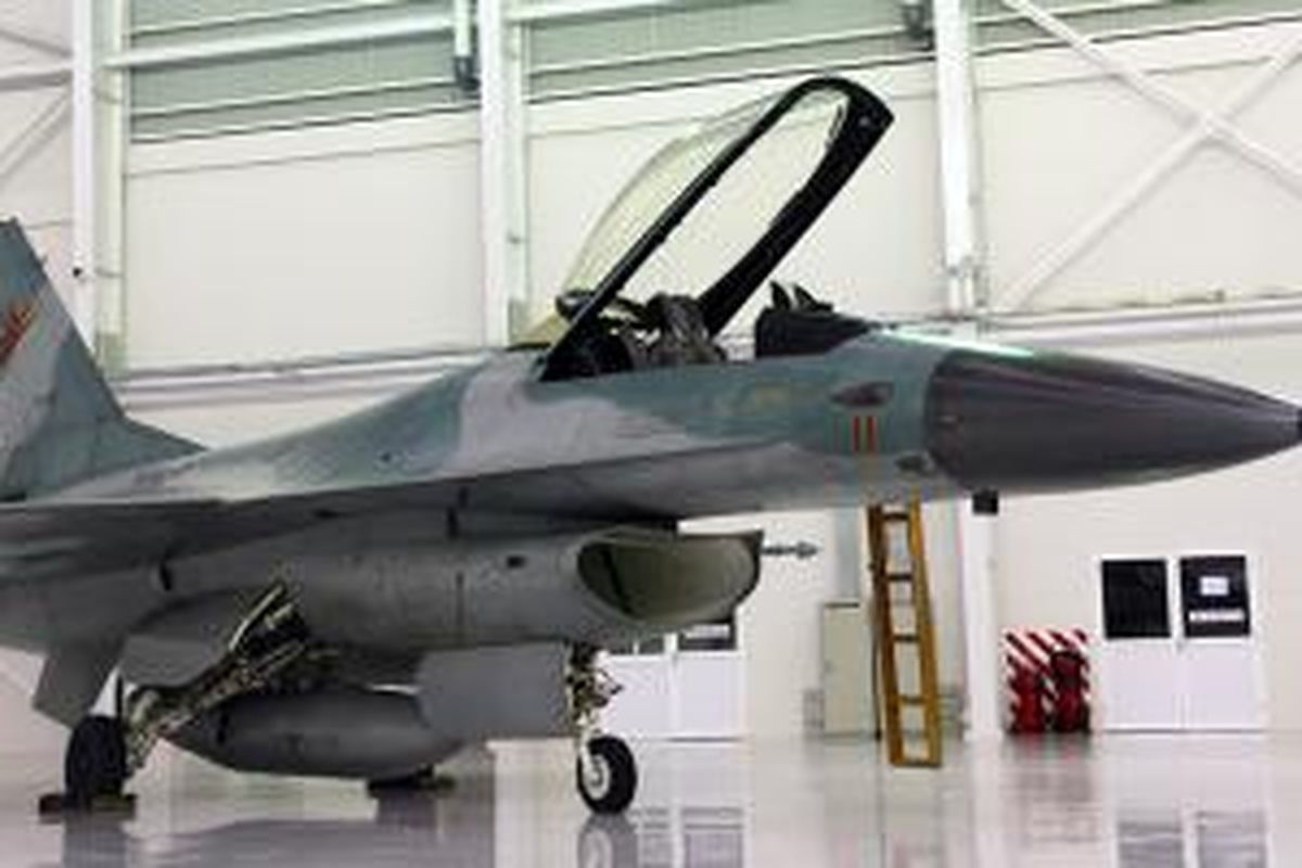 F-16A Block 15AG TNI AU registrasi TS-1611, salah satu pesawat yang dimiliki TNI AU. Pesawat F-16 yang terbakar di Bandara Halim Perdanakusuma, Kamis (16/4/2015), bernomor ekor TS-1643.