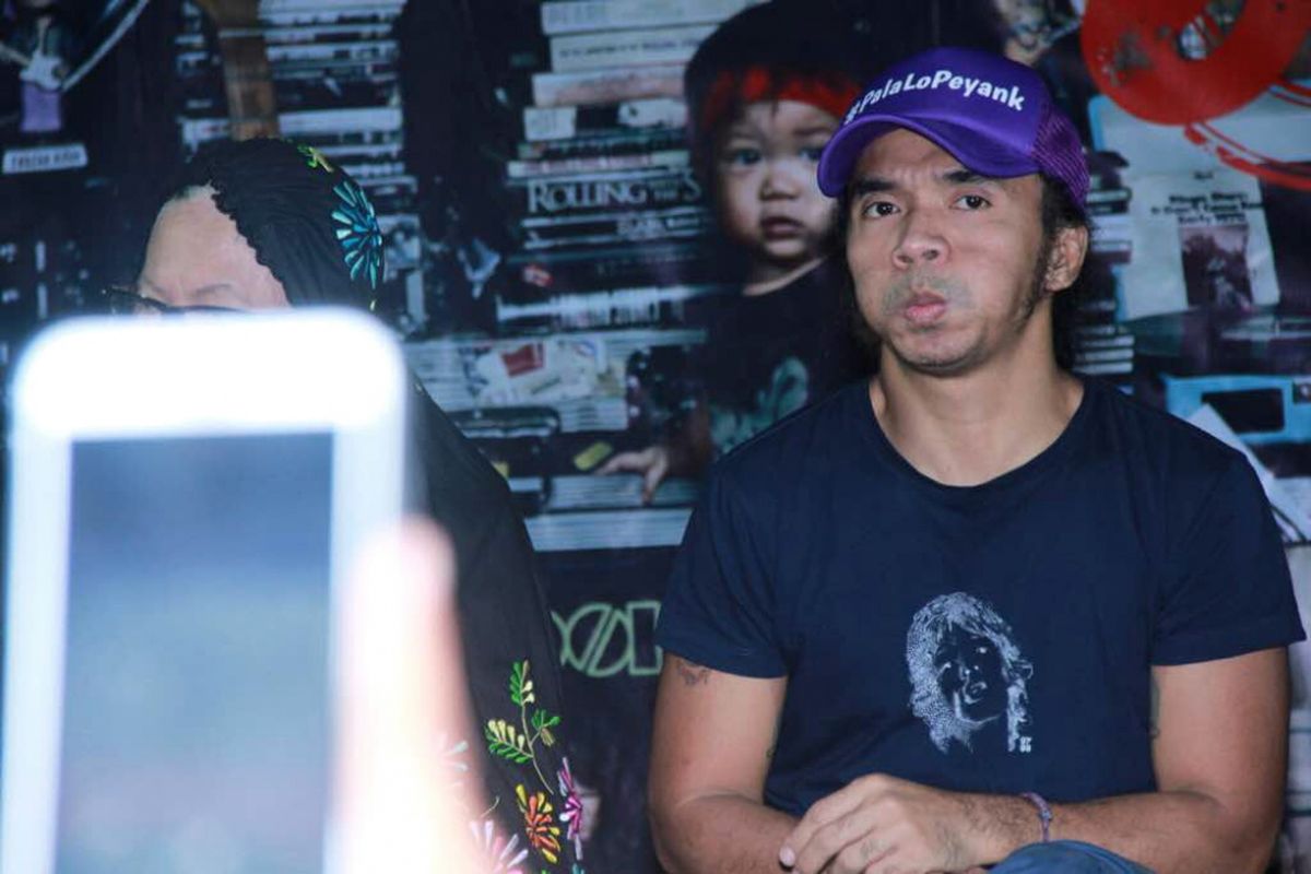 Kaka Slank saat diabadikan usai mengisi acara Penutupan Saham Bursa Efek Indonesia 2016, di Gedung Bursa Efek Jakarta, kawasan SCBD, Sudirman, Jakarta Selatan, Jumat (30/12/2016),