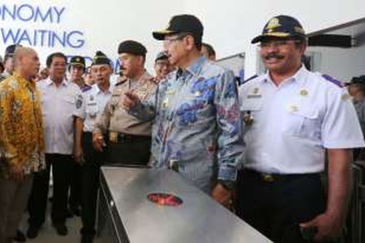 Gubernur Sumatera Utara Tengku Erry Nuradi, Direktur Bisnis Pelindo 1 Syahputra Sembiring dan GM Pelabuhan Belawan saat mengunjungi Terminal Penumpang Bandar Deli, Senin (4/7/2016)