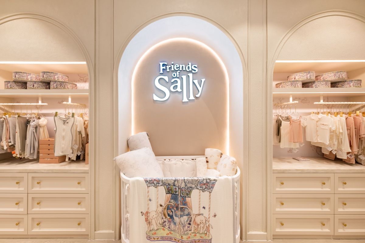 Friends of Sally membuka gerai offline perdana di Plaza Indonesia setelah selama ini laris manis dengan penjualan online