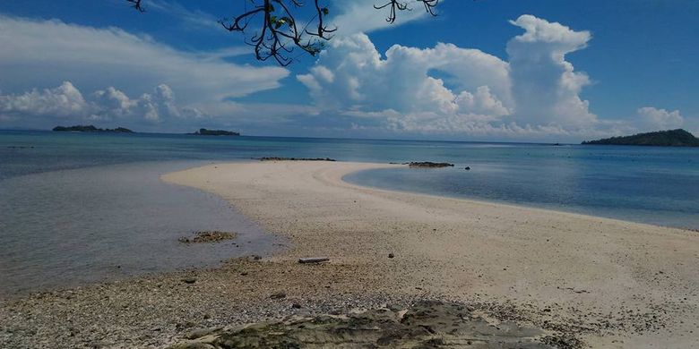 Keindahan Pulau Larea-rea Kecamatan Pulau IX, Kabupaten Sinjai, Sulawesi Selatan.