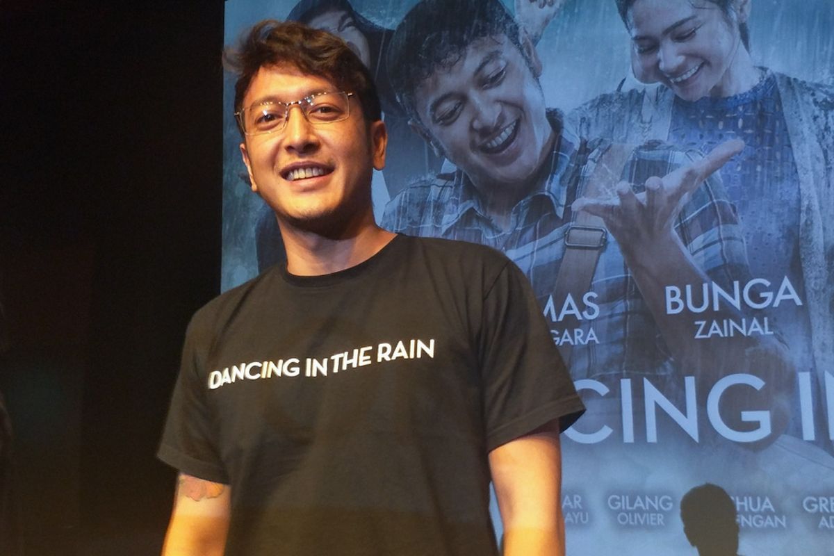 Artis peran Dimas Anggara dalam gala premiere film Dancing In The Rain di XXI Plaza Senayan, Jakarta Pusat, Kamis (11/10/2018).