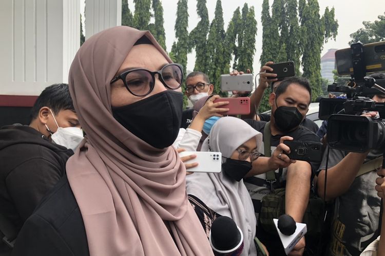 Ibunda Gaga Muhammad, Janariyah saat ditemui di Pengadilan Negeri Jakarta Timur, Selasa (8/2/2022). 