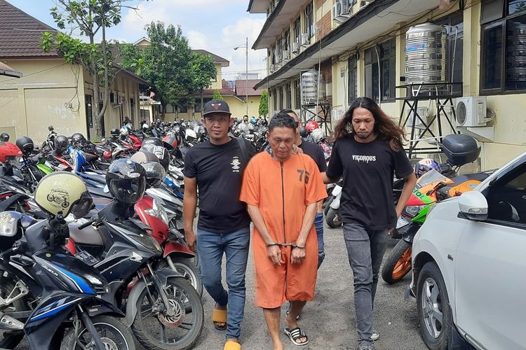 Achmad Mulyadi (59) pelaku pencurian dan perampokan di SPBU OKU ketika ditangkap Polda Sumsel, Kamis (16/5/2023).