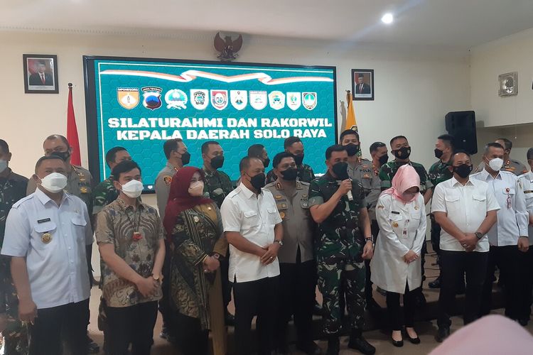 Komandan Korem 074/Warastratama Solo Kolonel (Inf) Rudy Saladin, Kapolresta Solo Kombes Pol Ade Safri Simanjuntak bersama kepala daerah kabupaten/kota Solo Raya dalam rapat koordinasi lintas sektoral menghadapi libur Natal dan Tahun Baru 2022 di Pendopo Rumah Dinas Bupati Karanganyar, Jawa Tengah, Rabu (22/12/2021).