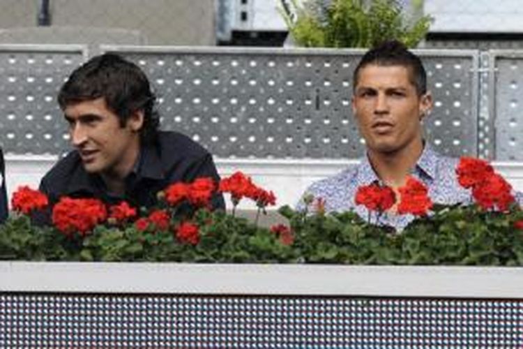 Raul Gonzalez dan Cristiano Ronaldo saat menyaksikan turnamen tenis di Madrid, Mei 2010. 