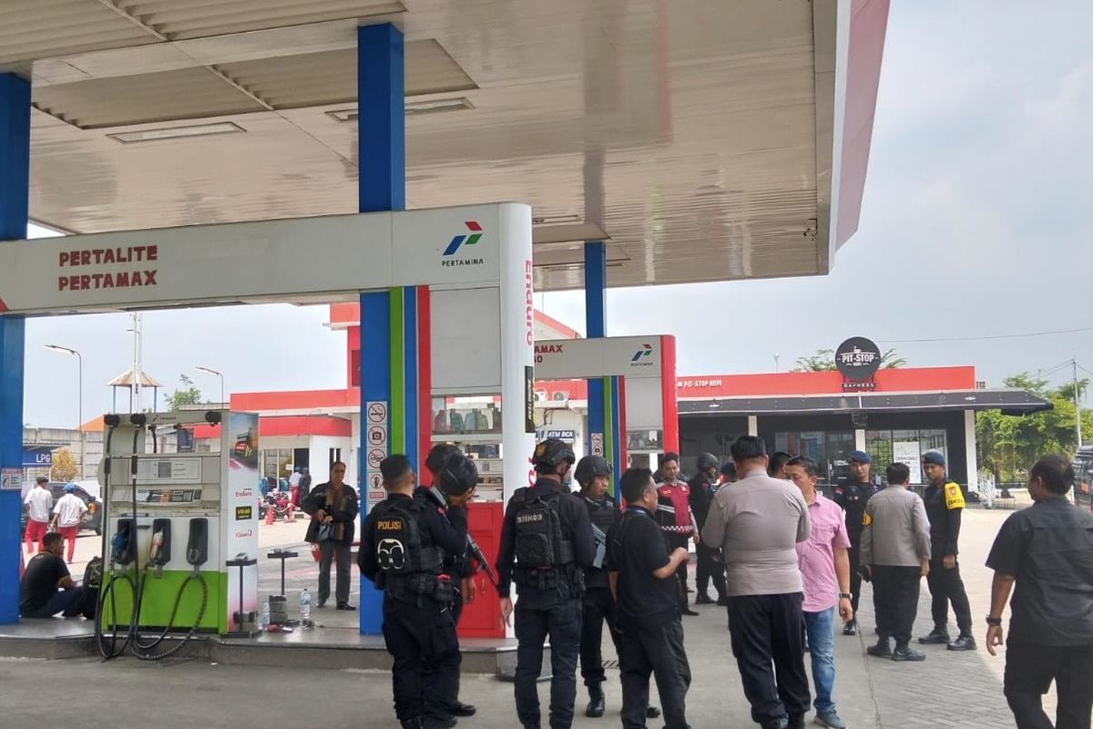 Proses evakuasi koper mencurigakan di SPBU Sidoarjo, Kamis (2/1/2025).