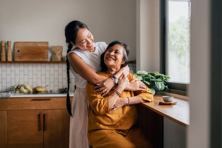 Menghabiskan waktu dengan orang terdekat, seperti keluarga, adalah salah satu cara menjaga kesehatan mental.