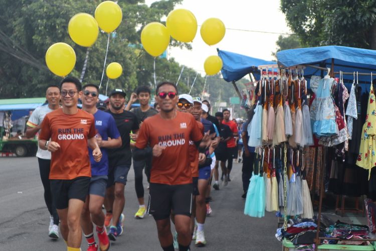 Sejumlah pelari bersiap mengikuti ajang Run the Ground di Kota Cirebon, Jawa Barat, Minggu (21/5/2023). Acara itu untuk menyambut lomba lari LPS Monas Half Marathon yang diselenggarakan pada 2 Juli mendatang.