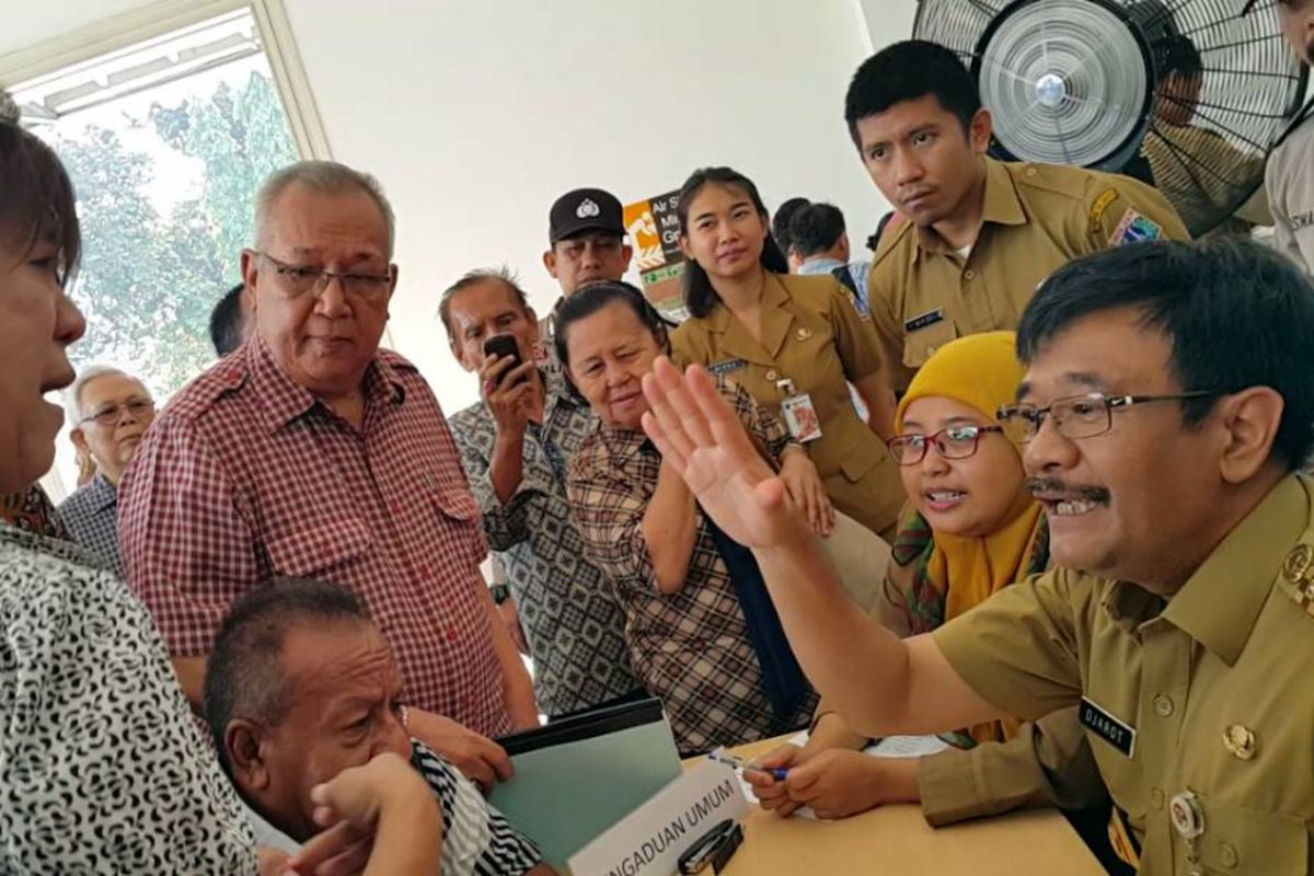 Dini (50), warga Pademangan, Jakarta Utara, mengadu kepada Pelaksana tugas (Plt) Gubernur DKI Jakarta Djarot Saiful Hidayat sambil menangis di Balai Kota DKI Jakarta, Senin (15/5/2017) pagi. 