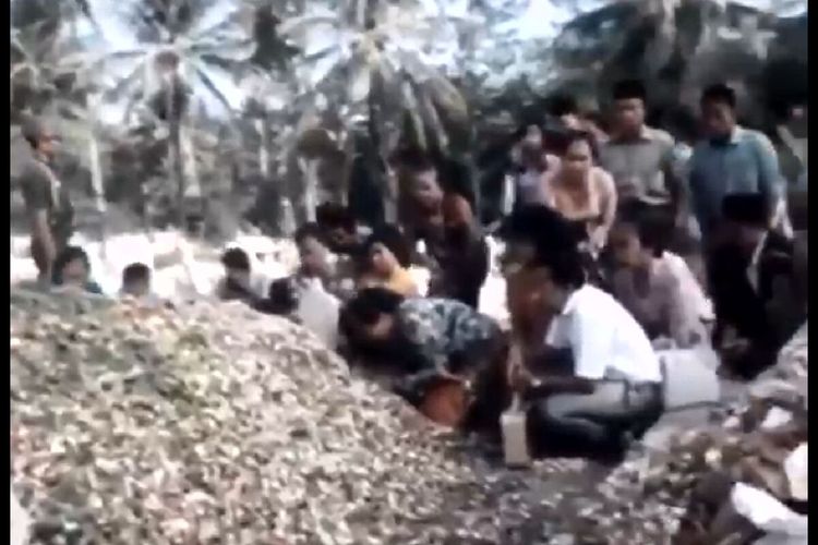 Tangkapan layar video yang merekam suasana Makam Bung Karno beberapa hari setelah pemakaman menunjukkan bagaimana peziarah membanjiri Makam Bung Karno setiap harinya.