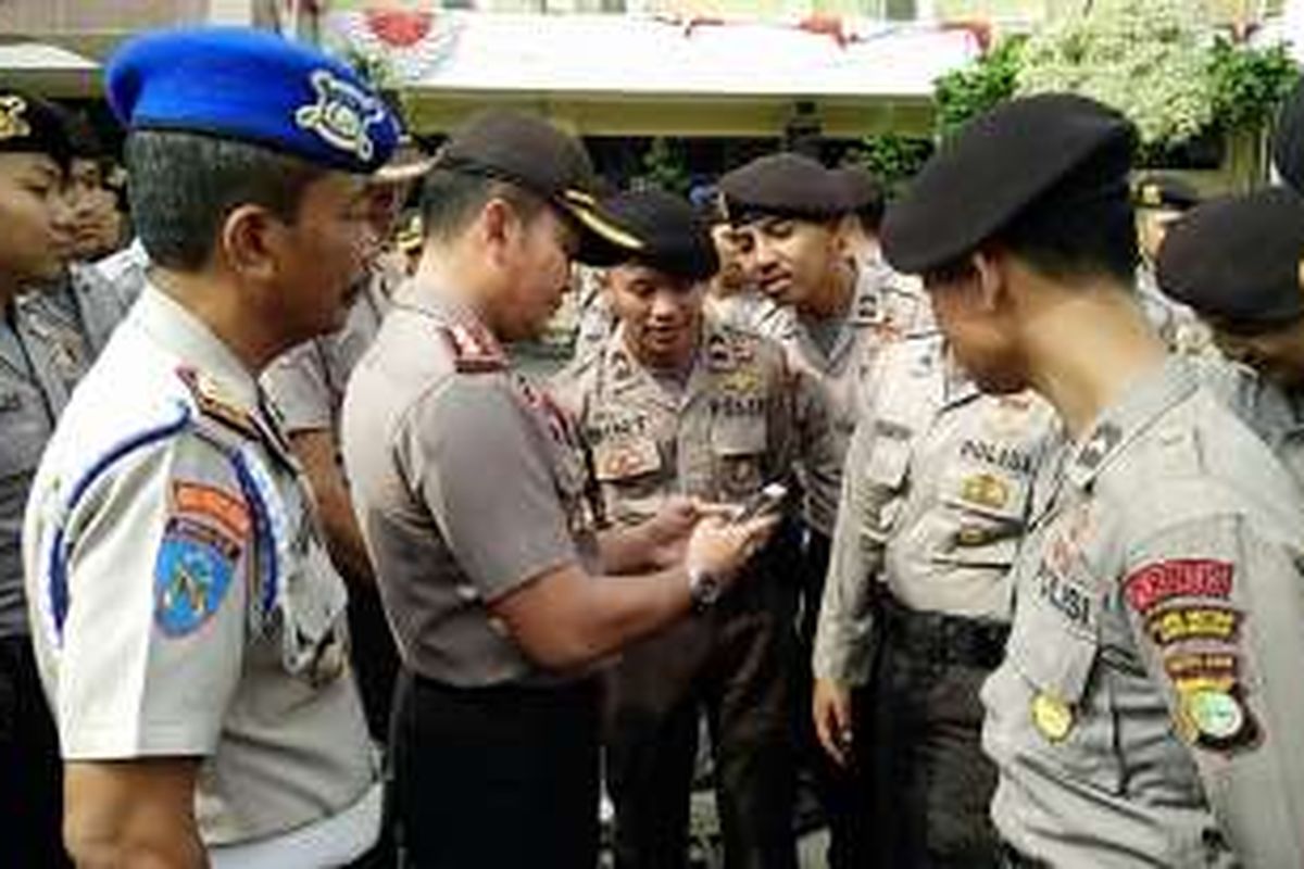 Sidak permainan Pokemon Go di lingkungan Markas Polres Metro Jakarta Selatan, Senin (25/7/2016).