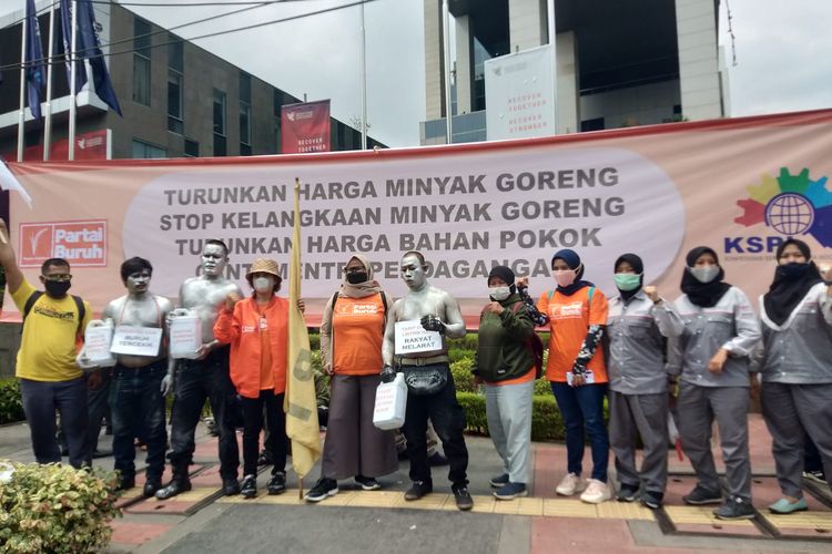 Massa buruh bersama petani menggelar aksi unjuk rasa di depan Kantor Kementerian Perdagangan, Jakarta Pusat, Selasa (23/3/2022). Mereka menuntut diturunkannya harga bahan pokok dan minyak goreng.