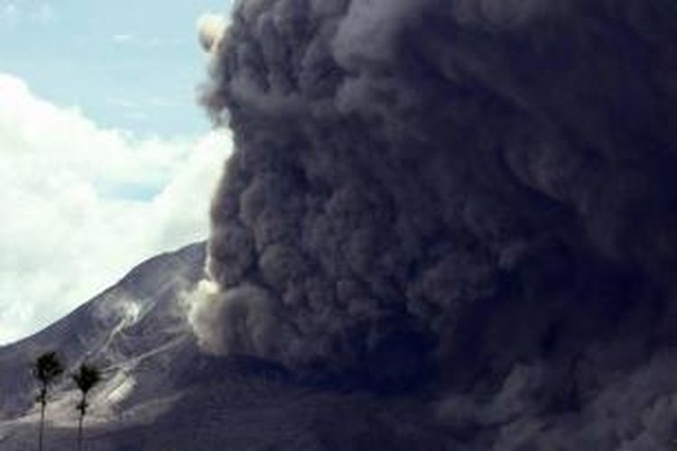 Erupsi Gunung Sinabung disertai dengan luncuran awan panas dilihat dari Desa Jeraya, Karo, Sabtu (13/6/2015). Gunung Sinabung yang kini masih berstatus Awas masih mengalami peningkatan aktivitas.