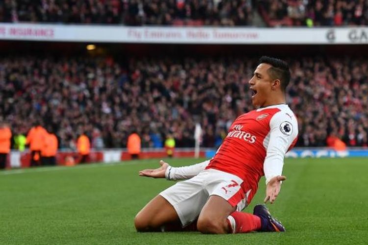 Penyerang Arsenal, Alexis Sanchez, merayakan golnya seusai membobol Bournemouth di Stadion Emirates, London, Minggu (27/11/2016). 
