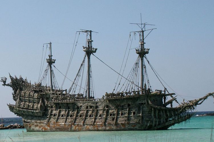 Penggambaran kapal The Flying Dutchman dalam film Pirates of the Caribbean Dead Man's Chest dan At World's End.