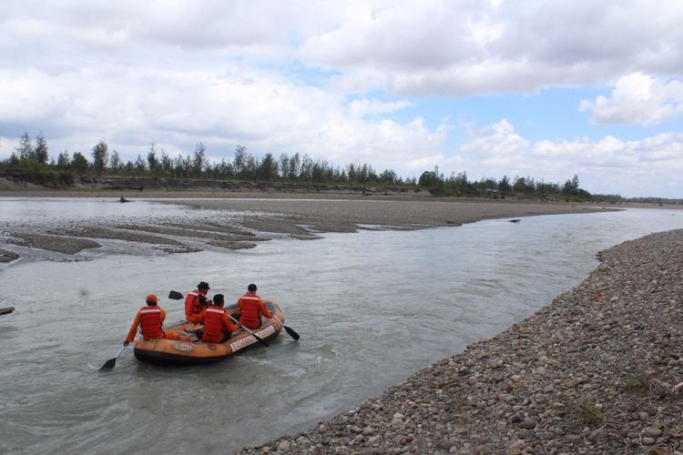 Tim SAR sedang menyisir kali kabur dengan menggunakan perahu karet untuk mencari korban yang diduga tenggelam, Selasa (18/9/2018)