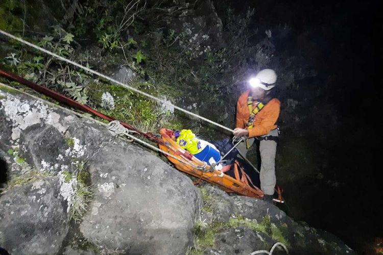 Tim SAR gabungan tengah mengevakuasi seorang pendaki gunung Lompobattang, Kecamatan Tompobulu, Kabupaten Gowa, Sulawesi Selatan yang terjatuh di jurang. Selasa, (16/3/2021).