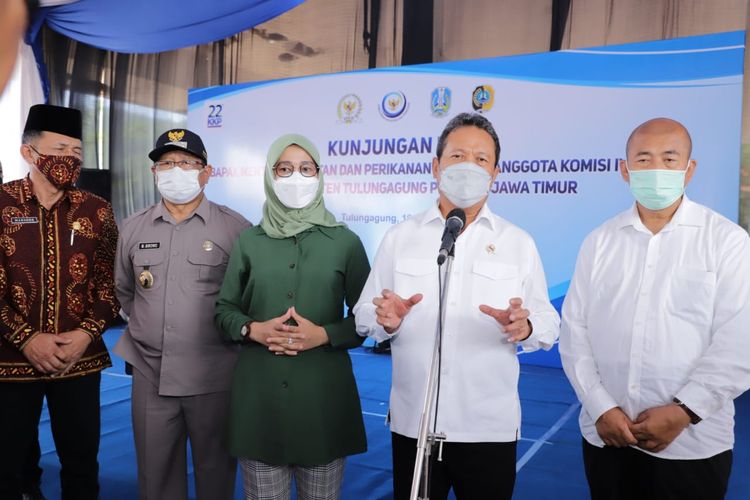 Menteri Kelautan dan Perikanan (KP) Sakti Wahyu Trenggono saat berkunjung ke Pantai Sine, Kecamatan Kalidawir, Kabupaten Tulungagung, Jawa Timur (Jatim), Senin (18/10/2021).