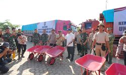 Mendagri Serahkan Bantuan Gerobak Dorong dan Bahan Makanan untuk Percepat Pemulihan Aceh Tamiang