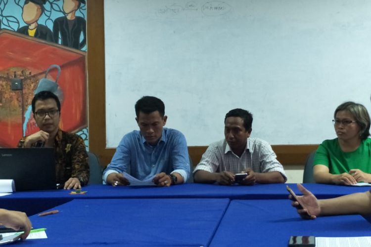 Konferensi pers soal warga Pulau Pari, Kepulauan Seribu, Sulaiman (38), yang divonis bebas Pengadilan Negeri Jakarta Utara dari tuduhan menyewakan lahan milik orang, di Kantor LBH Jakarta, Menteng, Jakarta Pusat, Minggu (18/11/2018).