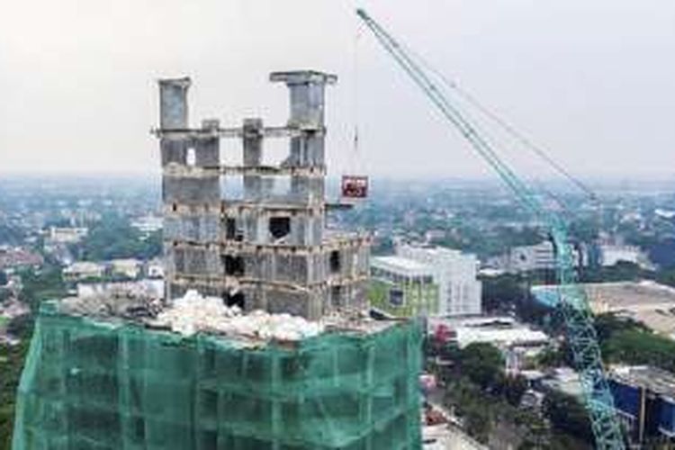 Para teknisi berada di atas Gedung Panin untuk meneliti kondisi terakhir gedung yang tengah dirobohkan di kawasan Bintaro, Tangerang Selatan, Banten, Senin (17/10). PT Wahana Infonusa, selaku kontraktor pembongkaran gedung, akan menambah beban pasir yang diletakkan di atas gedung hingga mencaoai 400 ton. Perobohan gedung setinggi 83 meter tersebut dimulai sejak Jumat (14/10) dan hingga kini masih kokoh berdiri. 