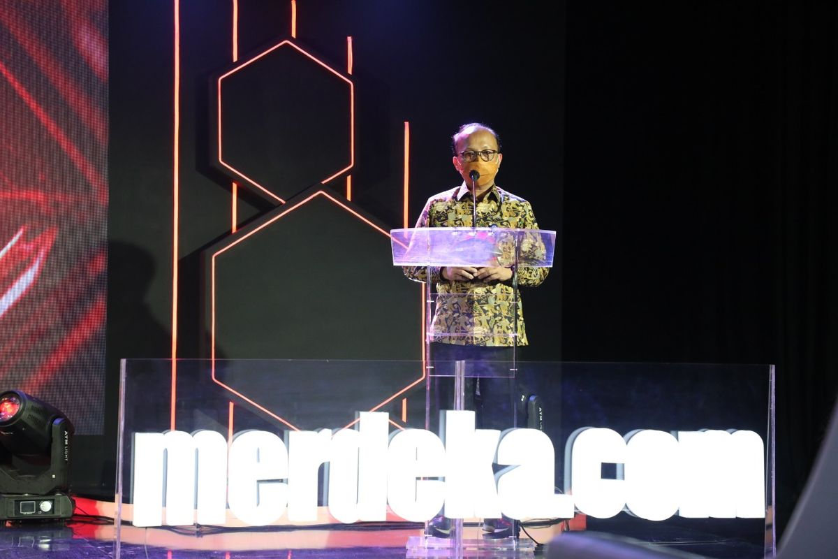 Sekretaris Jenderal (Sekjen) Kemnaker Anwar Sanusi saat menerima penghargaan Merdeka Award 2021 di Jakarta, Rabu (31/3/2021).
