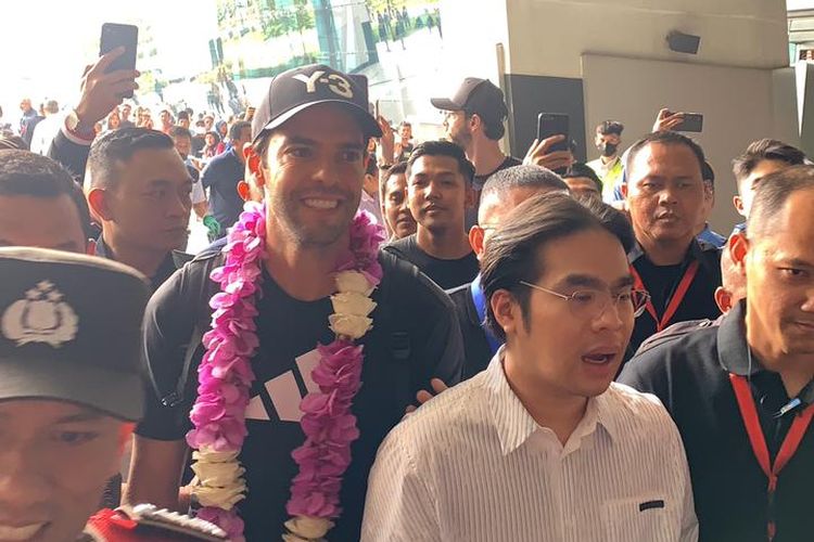 Legenda sepak bola dunia, Ricardo Kaka, telah tiba di Indonesia. Ia tampak tersenyum saat disambut Milanisti.