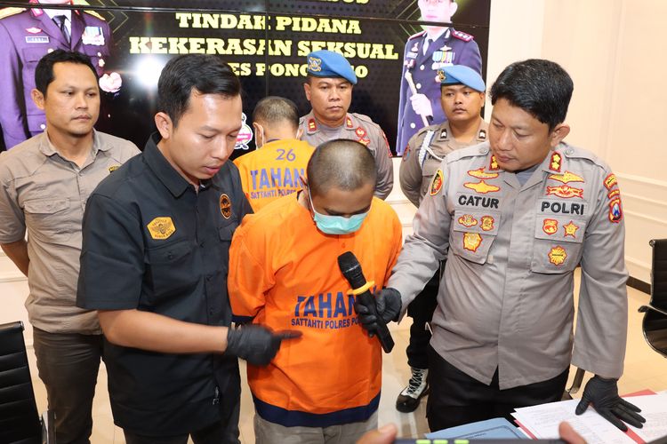 AKUI—Tersangka FA mengakui mencabuli anak sekaligus mencuri celana dalam bapak korban di Mapolres Ponorogo, Jawa Timur, Rabu (8/2/2023).