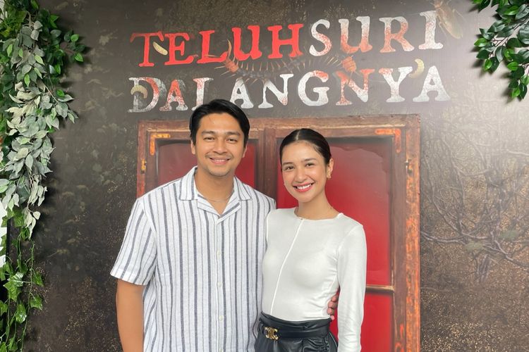 Deva Mahenra dan Mikha Tambayong usai jajal Escape Room Teluh Darah memiliki tema “Teluhsuri Dalangnya” dan terletak di Tribeca Central Park, kawasan Jakarta Barat, Rabu (15/3/2023).  