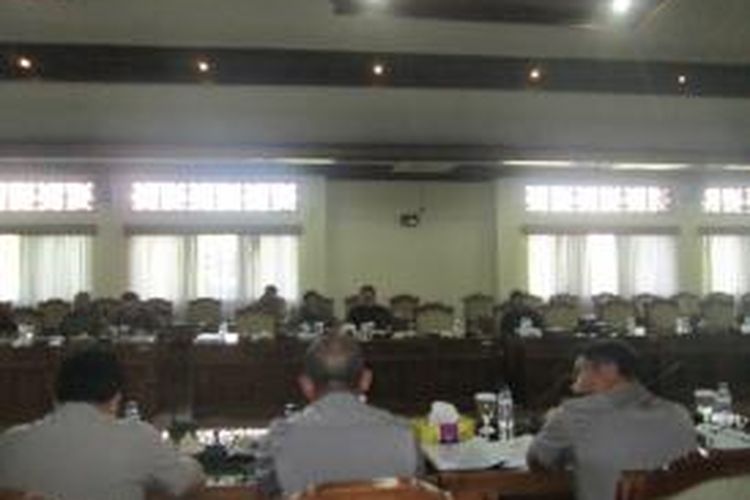 Komisi 1 DPRD Bali memanggil BNN Provinsi Bali dan Polda Bali membahas tentang maraknya kasus narkoba hingga masuk ke pelosok desa di Denpasar, Rabu (21/1/2015).