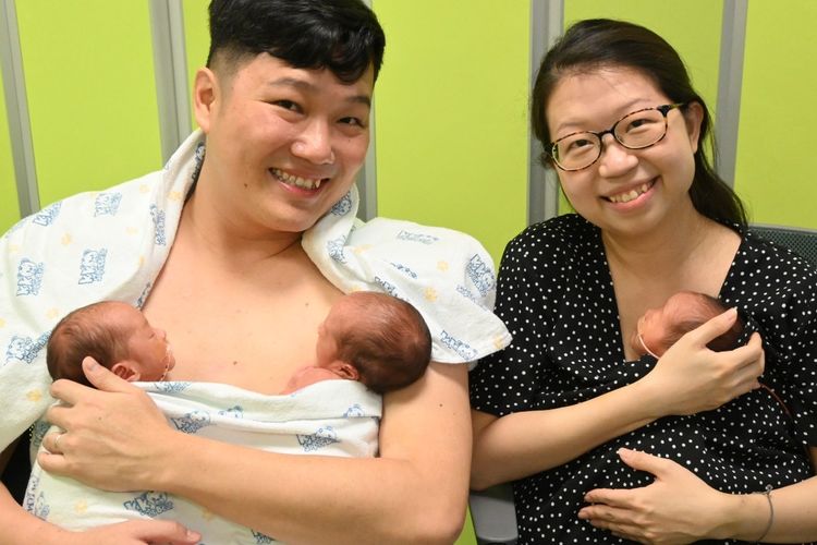 Liew Tian En dan istrinya Hozanna Ngoh saat melakukan perawatan kanguru pada ketiga bayinya.
