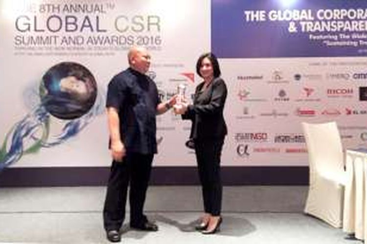 Natalia Lusnita, GM CSR dan Corporate Communication PT Hero Supermarket Tbk, saat menerima Penghargaan Platinum Internasional “Best Community Program”