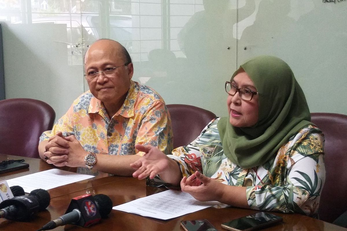 Motivator Mario Teguh didampingi kuasa hukumnya Elza Syarief memberikan klarifikasi soal tudingan ia merupakan pemilik Billions Group, di kantor Elza Syarief kawasan Menteng, Jakarta Pusat, Jumat (4/11/2022). 