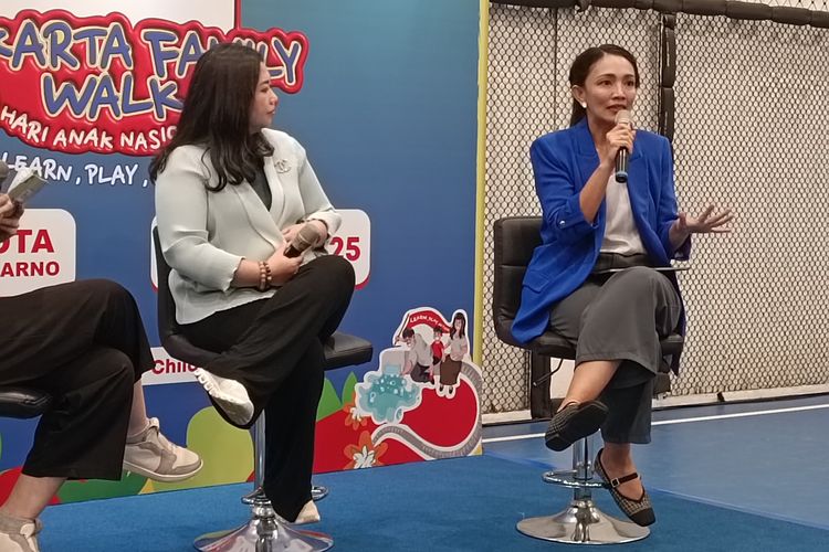 Co-founder BN Montessori dan portal belajar parenting Good Enough Parents, psikolog Pritta Tyas, M.Psi. (kanan), saat peluncuran Jakarta Family Walk di Decathlon Pondok Indah, Jakarta Selatan, Kamis (26/6/2025).