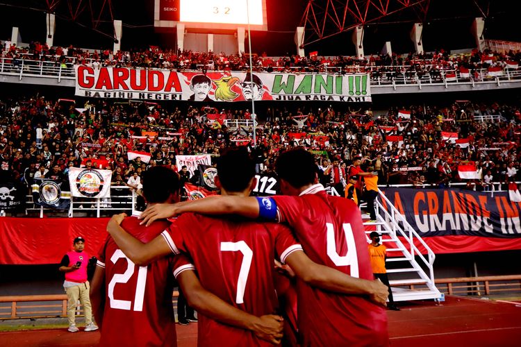 Pemain Timnas Indonesia Rahmat Beri Santoso, Marselino Ferdinan dan M Ferarri menyapa penonton seusai pertandingan Kualifikasi Piala Asia U20 2023 melawan Vietnam yang berakhir dengan skor 3-2 di Stadion Gelora Bung Tomo Surabaya, Minggu (18/9/2022) malam.