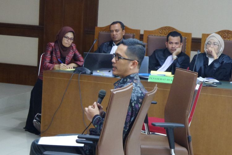 Juru Bicara KPK Febri Diansyah saat bersaksi dalam persidangan kasus korupsi di Pengadilan Tipikor Jakarta, Senin (10/7/2017).