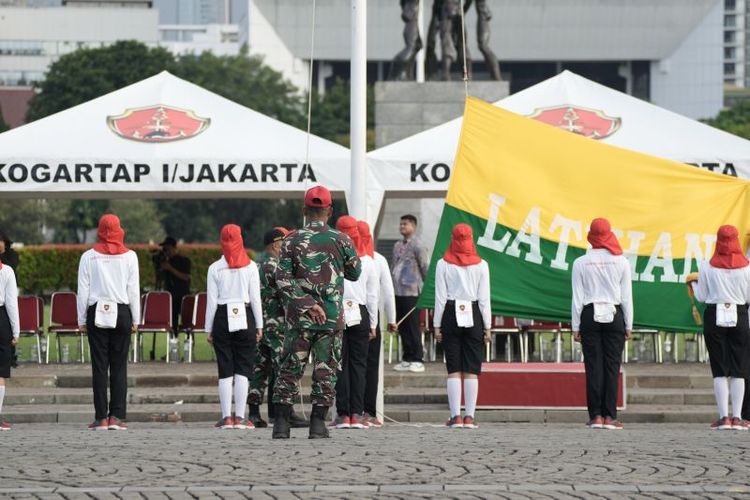 Pasukan pengibar bendera pusaka (Paskibraka) tingkat nasional Tahun 2023 untuk upacara Puncak Peringatan Hari Lahir Pancasila di Lapangan Blok Rokan, Riau, Sabtu, 1 Juni 2024. ANTARA/HO-Humas BPIP.