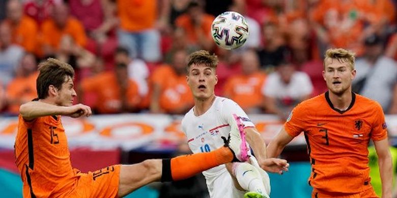 Patrik Schick (tengah) berduel dengan Marten de Roon (kiri) dan Matthijs de Ligt (kanan) pada laga 16 besar Euro 2020 yang mempertemukan Belanda vs Ceko di Puskas Arena, Minggu (27/6/2021).