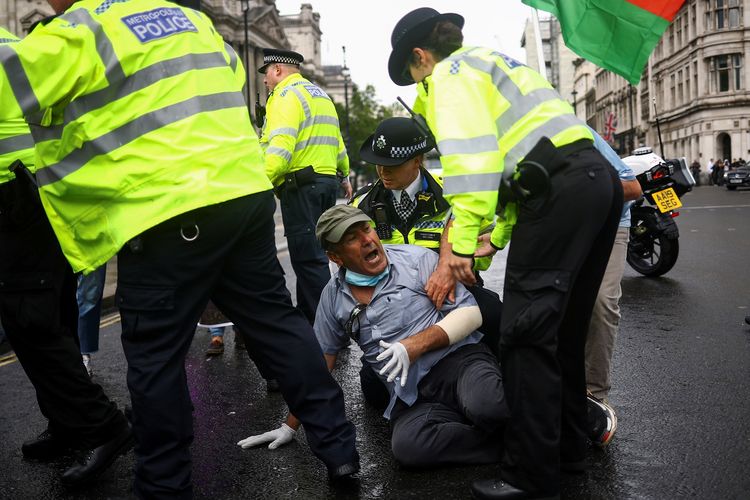 Polisi membekuk seorang demonstran dekat Gedung Parlemen Inggris, yang menjadi penyebab kecelakaan beruntun mobil PM Inggris Boris Johns, Rabu (17/6/2020).